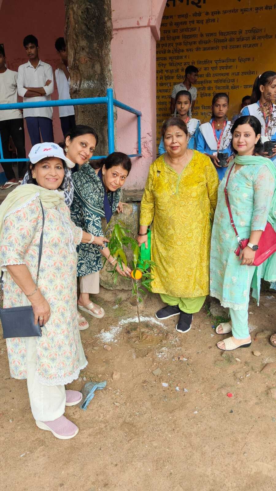 इनरव्हील क्लब की महिलाओं ने स्कूल में लगाये पौधे, किताबें की भेंट