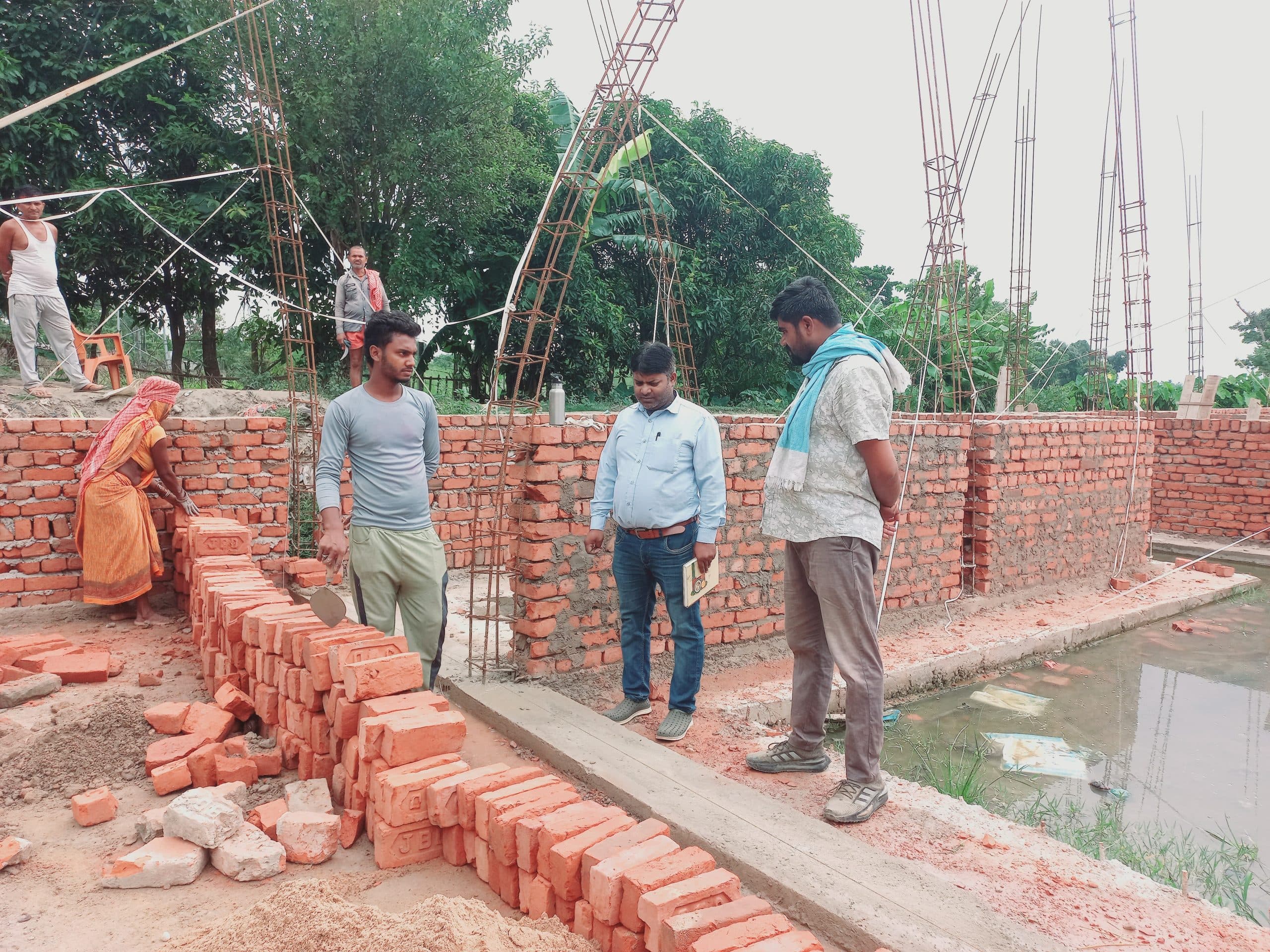 भवन निर्माण कार्य में भारी अनियमितता, ग्रामीणों में आक्रोश