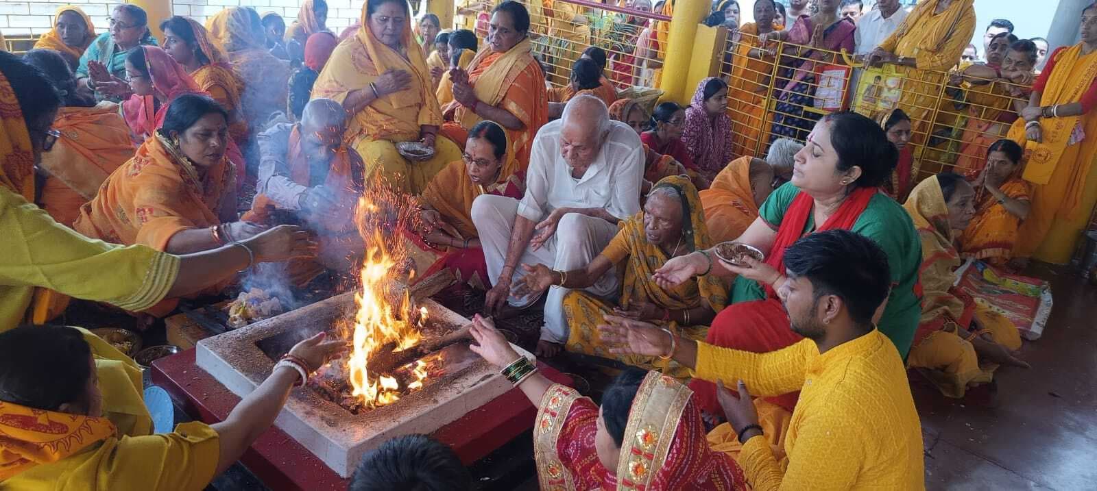 Deoghar news : गायत्री शक्तिपीठ में मनाया गुरु पूर्णिमा, गुरु के संदेश को जन-जन तक पहुंचाने का लिया संकल्प