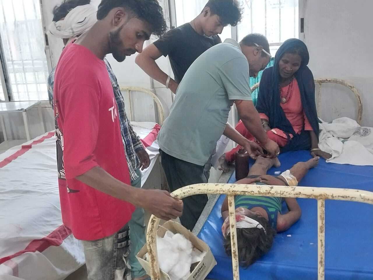 कार की चपेट में आने से गंभीर रूप से घायल, रेफर