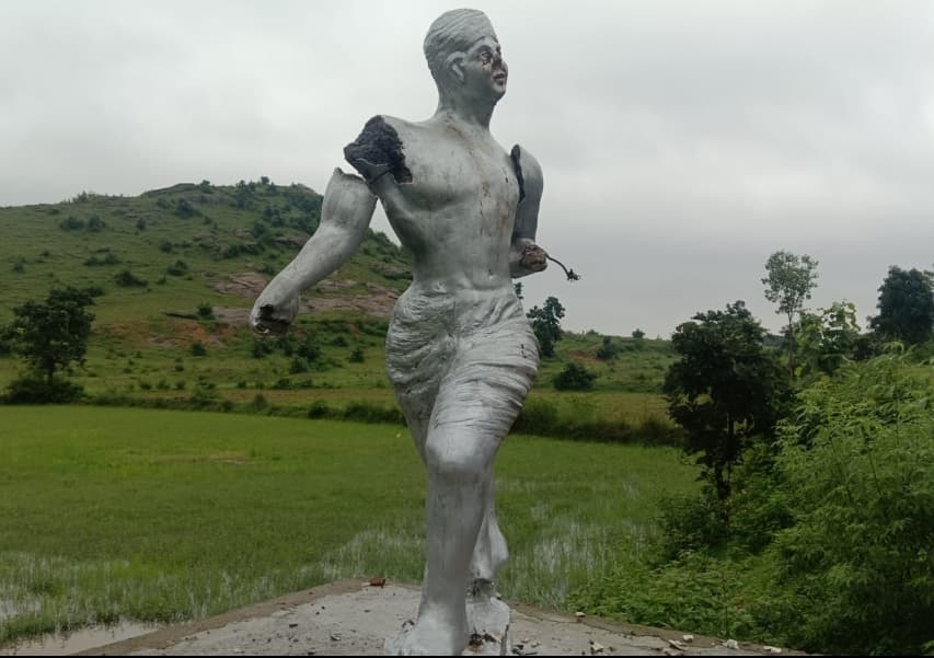 बिरसा मुंडा की प्रतिमा को क्षतिग्रस्त किया, थाने में शिकायत