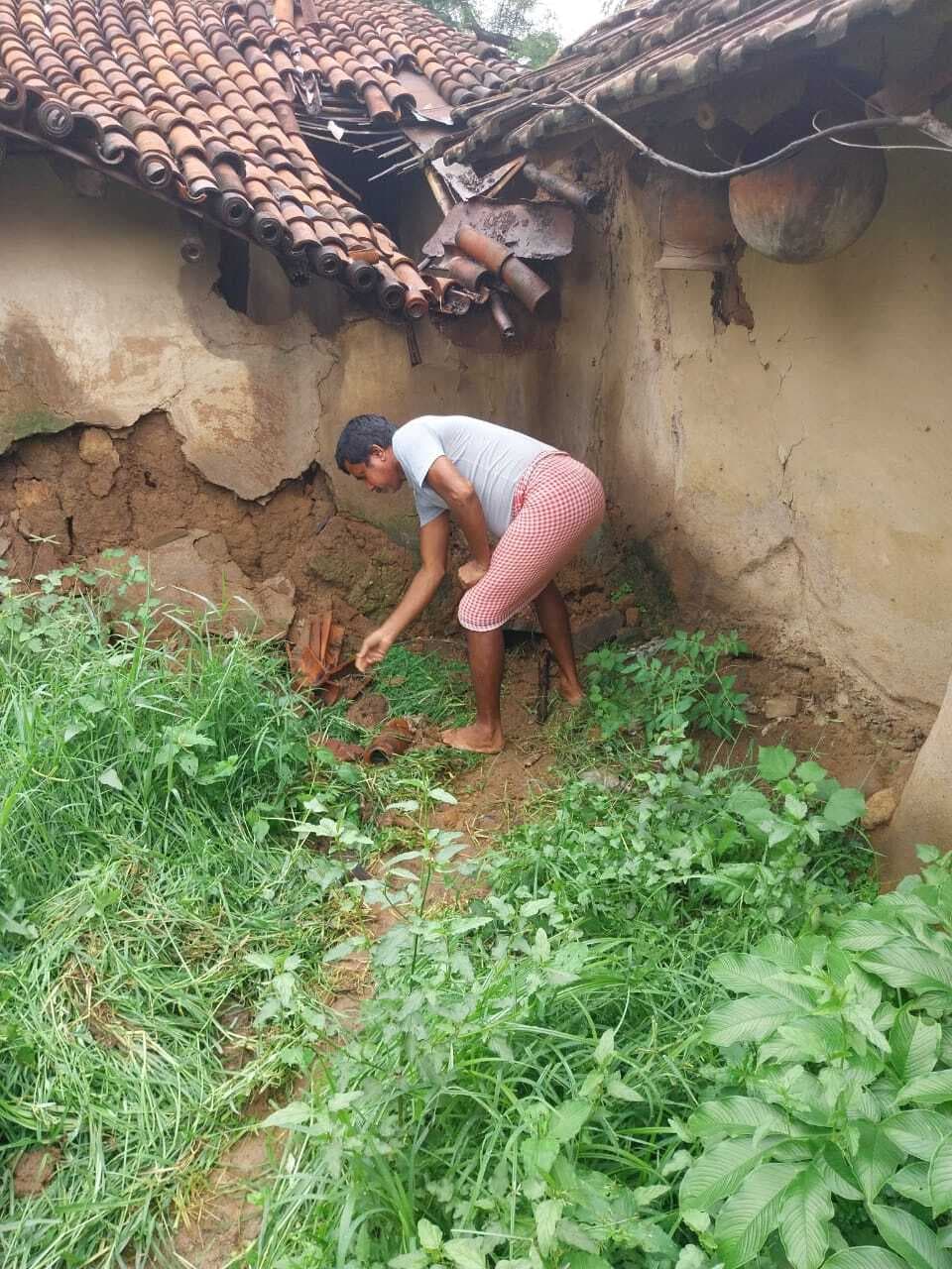 लगातार बारिश से रमेश का घर ढहा, अबुआ व पीएम आवास की लगायी गुहार