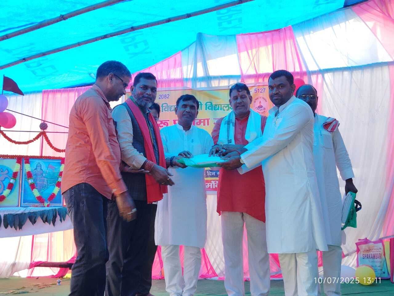 सरस्वती विद्या मंदिर में माध्यमिक परीक्षा के टॉपर्स को किया सम्मानित