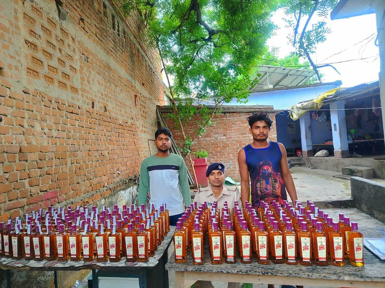 ऑटो से 182 बोतल शराब बरामद, दो तस्कर गिरफ्तार