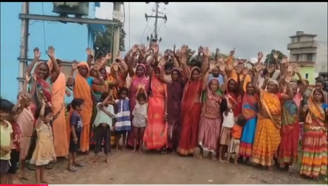 जर्जर बिजली तार व आपूर्ति बाधित होने पर ग्रामीणों ने किया प्रदर्शन