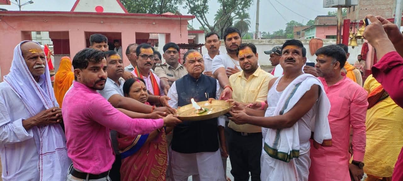 गुरु पूर्णिमा पर विधायक ने लबोखरनाथ धाम में किया रुद्राभिषेक