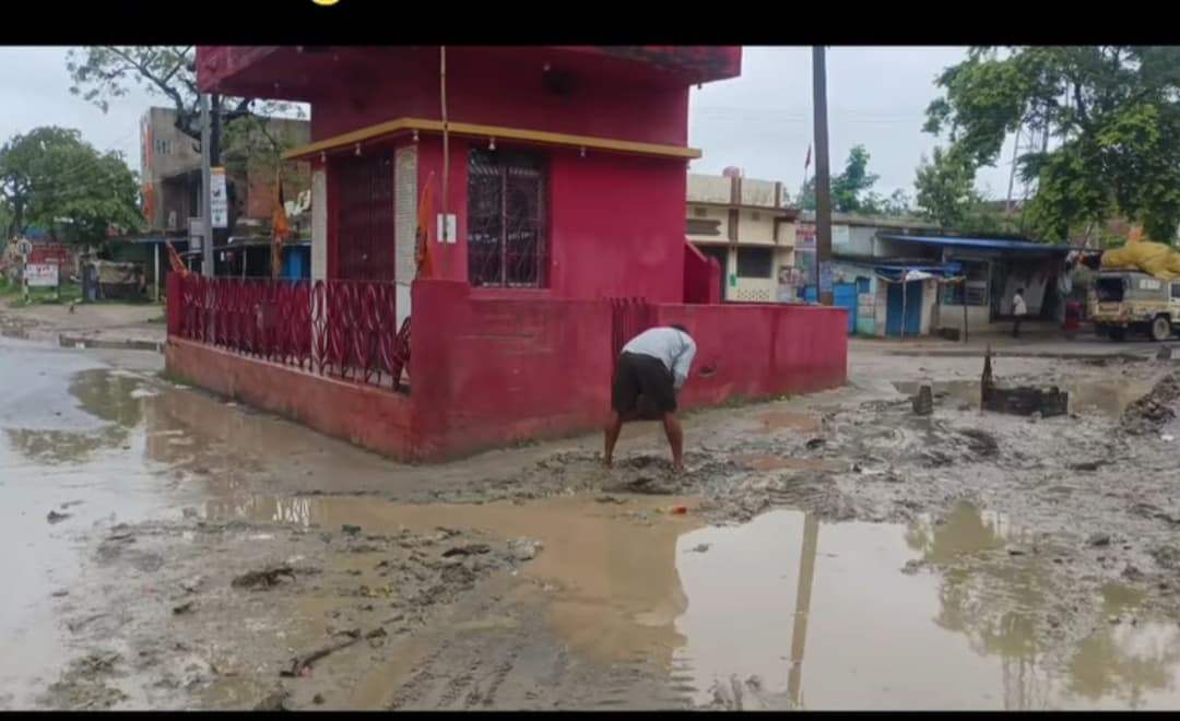 Giridih News :लगातार हो रही बारिश से सड़कों पर जल जमाव, लोग परेशान