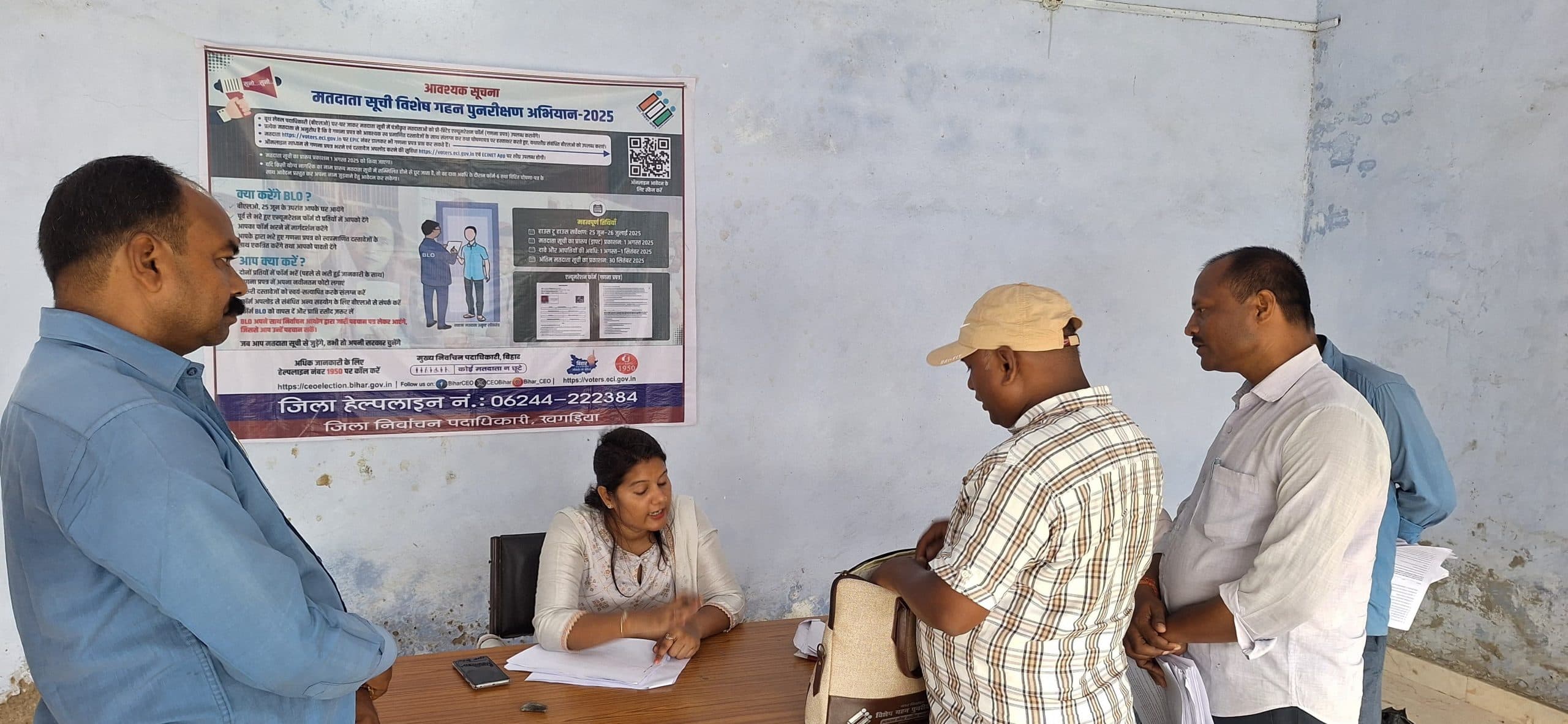 एसडीएम ने मतदाता पुनरीक्षण कार्य का लिया जायजा