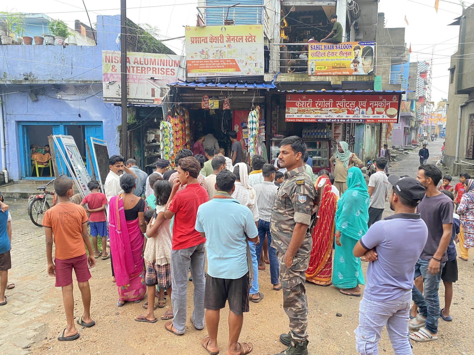 Giridih News :हुट्टी बाजार में किराना दुकान में लगी आग