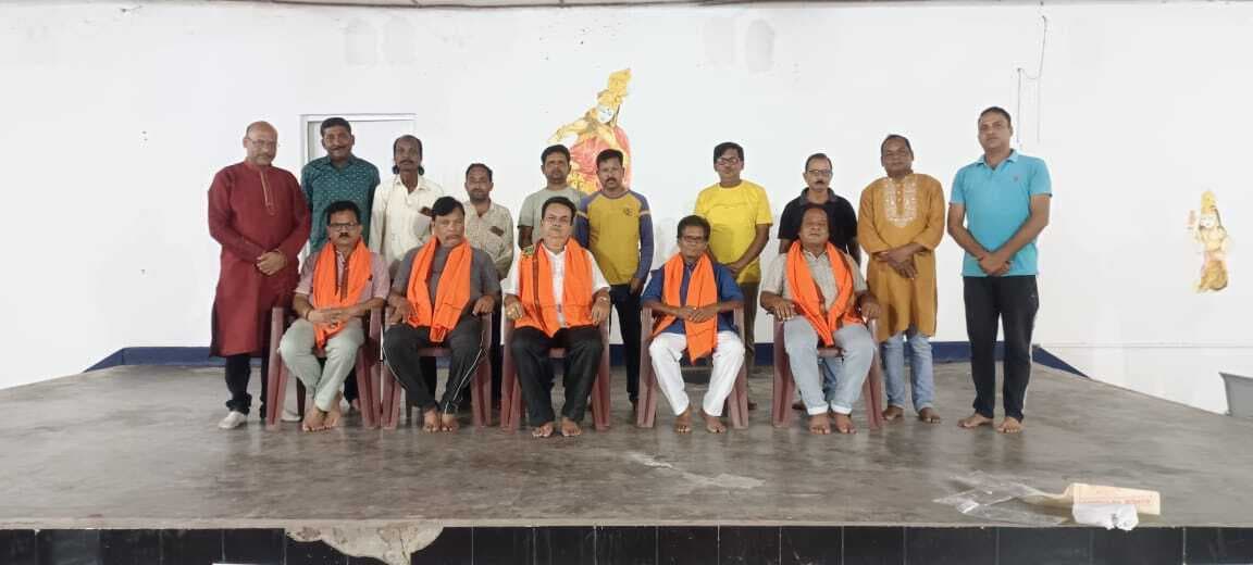 Seraikela Kharsawan News : कलाकारों ने छऊ गुरुओं का पूजन कर आशीर्वाद लिया