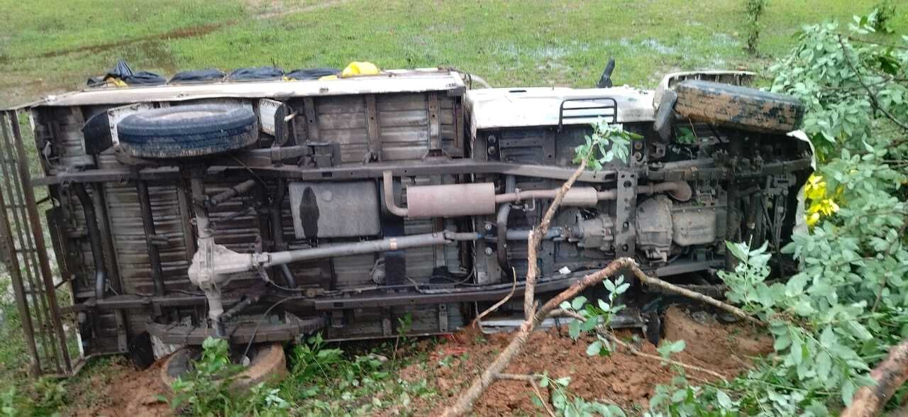 Chaibasa News : पैदल जा रहे परिवार को वैन ने रौंदा गर्भवती की मौत, पति समेत चार घायल