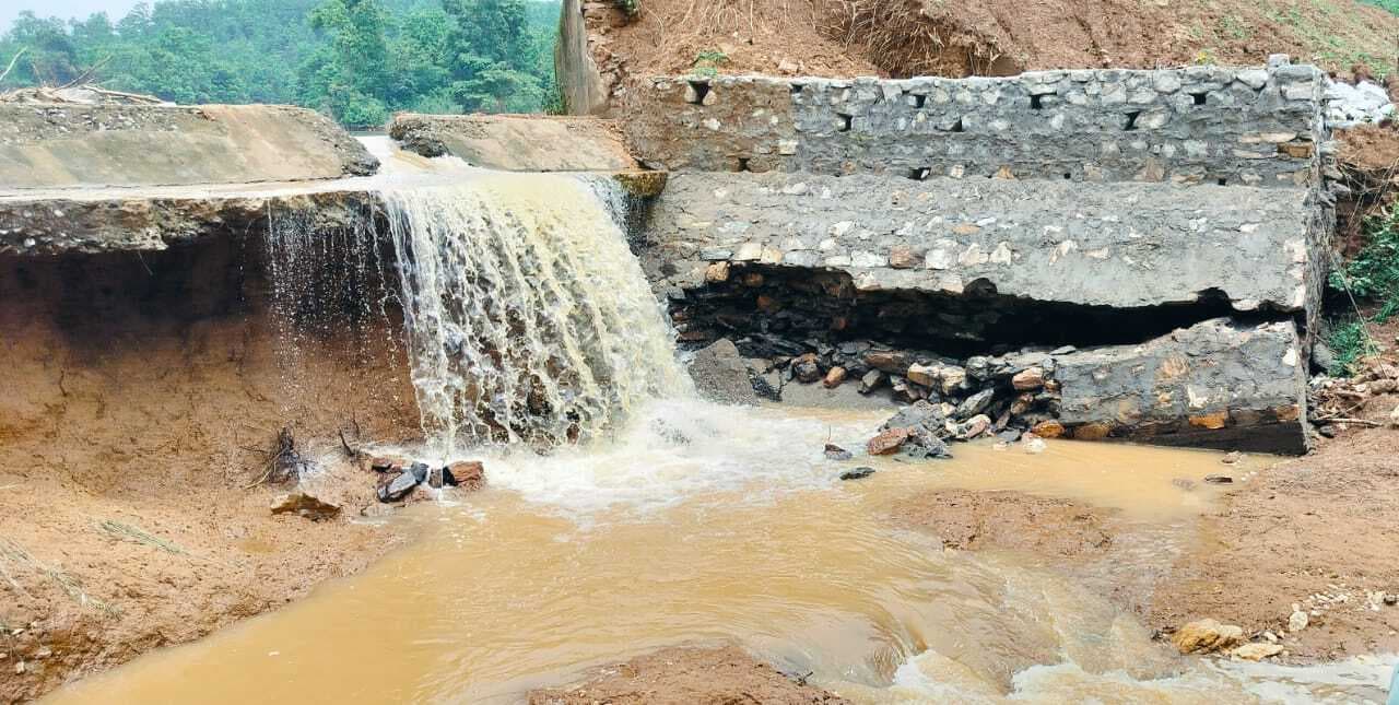 Chaibasa News : आनंदपुर : पहली बरसात में डुमिरता डैम का प्लेटफॉर्म बहा, ग्रामीणों में रोष