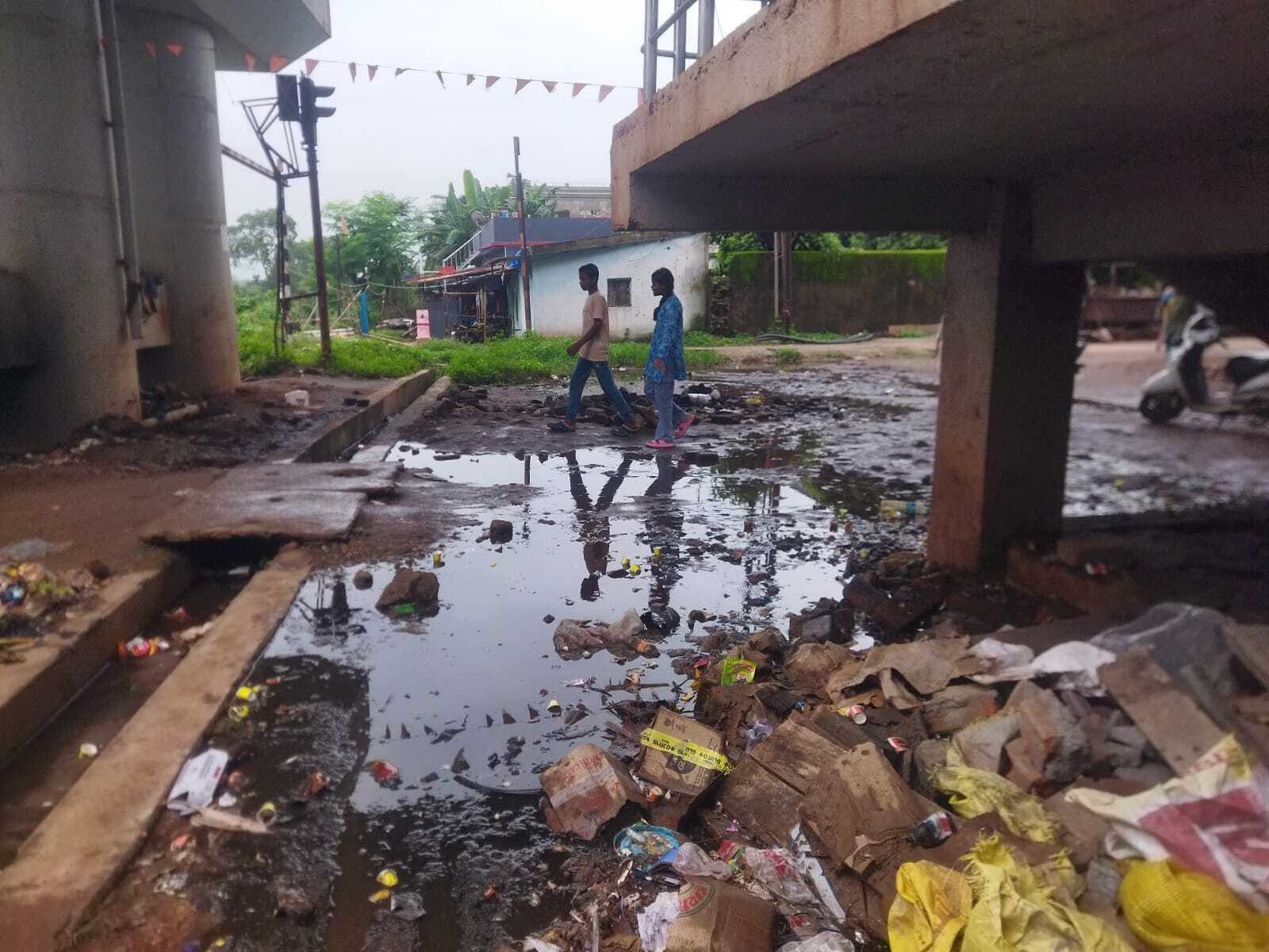 Chaibasa News : ओवरब्रिज के नीचे कीचड़, पैदल चलना दूभर