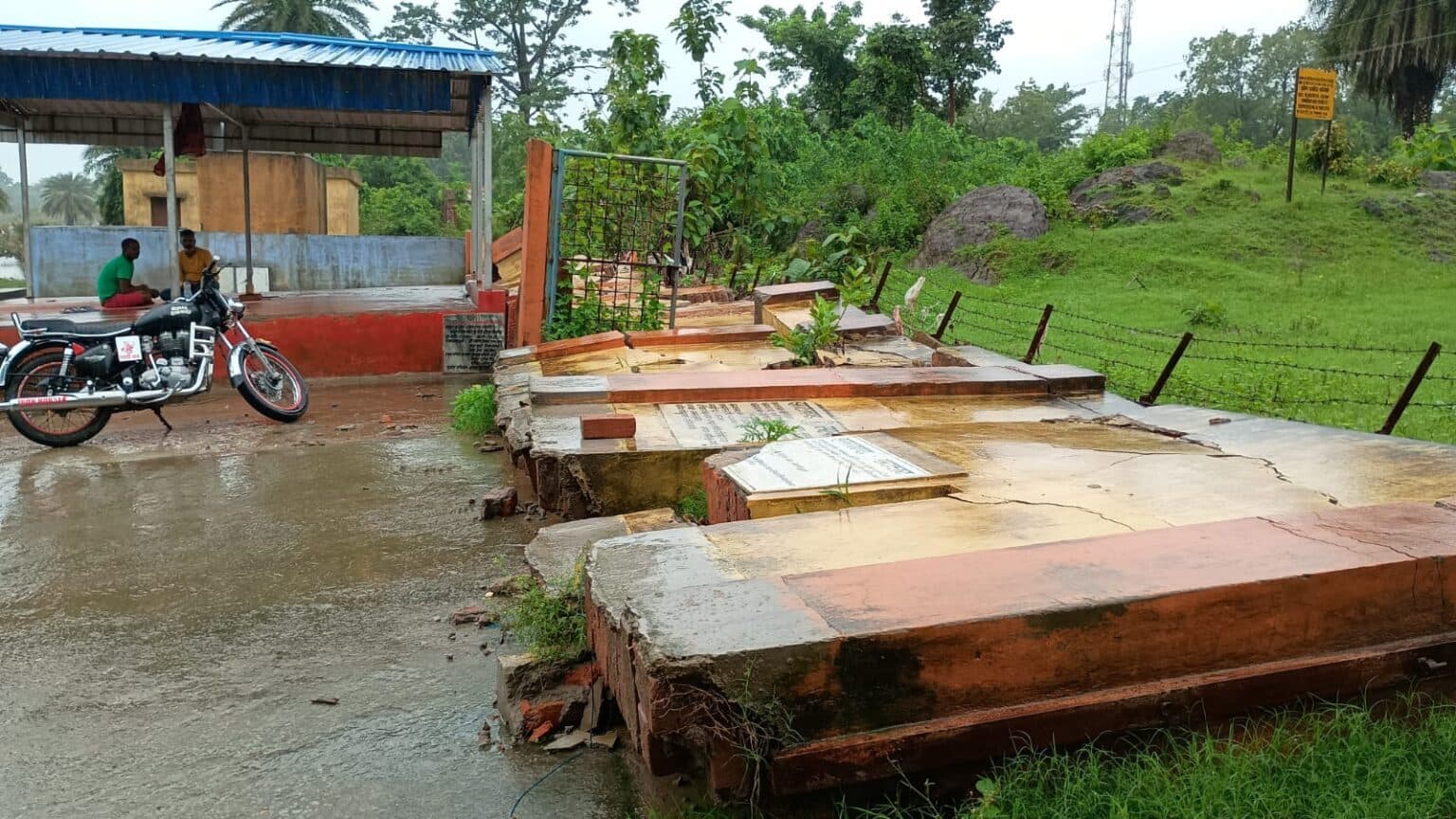 East Singhbhum News : यूसिल कॉलोनी की चहारदीवारी गिरी एक साल पहले करोड़ों की लागत से बनी थी