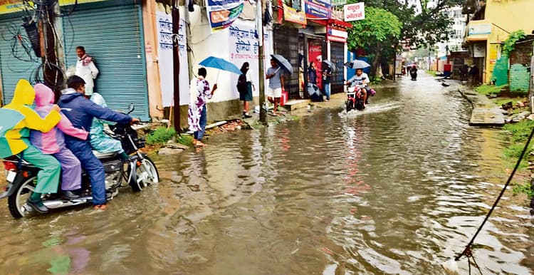 Dhanbad News : व्यावसायिक परिसरों व रिहायशी इलाकों में भरा पानी, दर्जन भर घर ध्वस्त