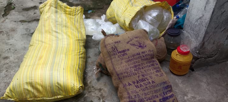 300 लीटर महुआ शराब के साथ धंधेबाज गिरफ्तार, ऑटो जब्त