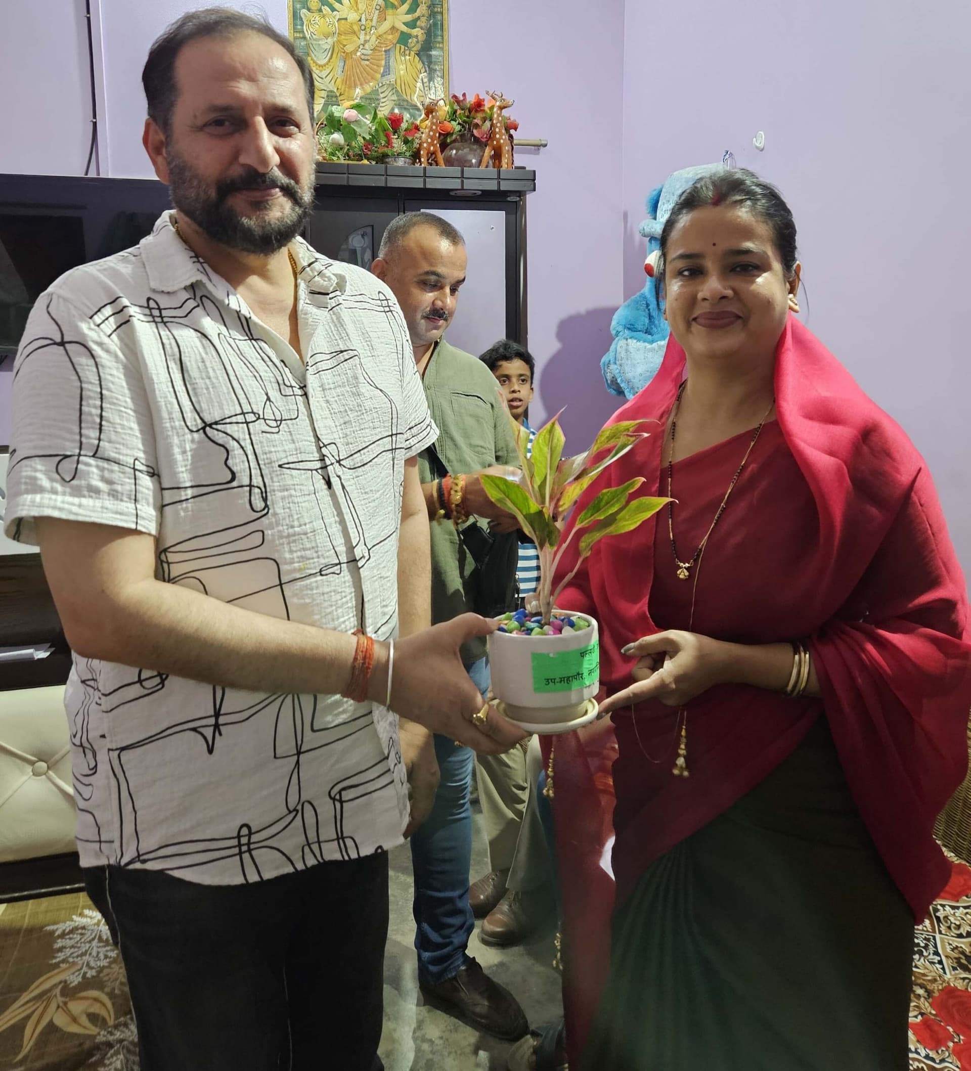 मंत्री नीरज कुमार सिंह से मिलीं उप महापौर