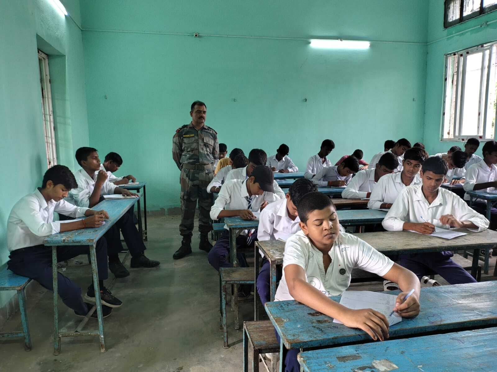 एनसीसी में एनरोलमेंट के लिए जांच परीक्षा से गुजरे छात्र