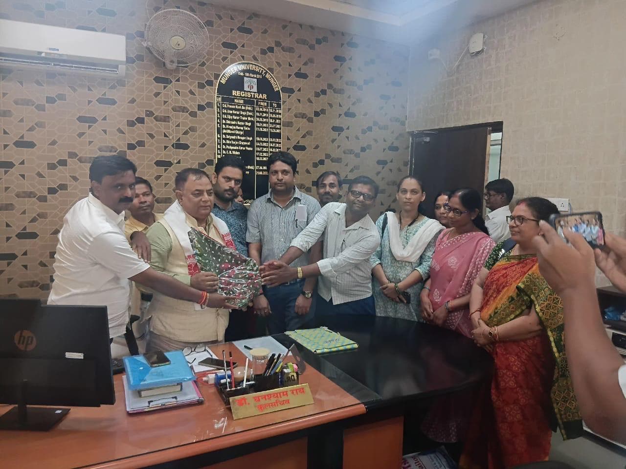 आठ माह के बकाये मानदेय की मांग को लेकर अतिथि शिक्षकों ने कुलसचिव से की मुलाकात