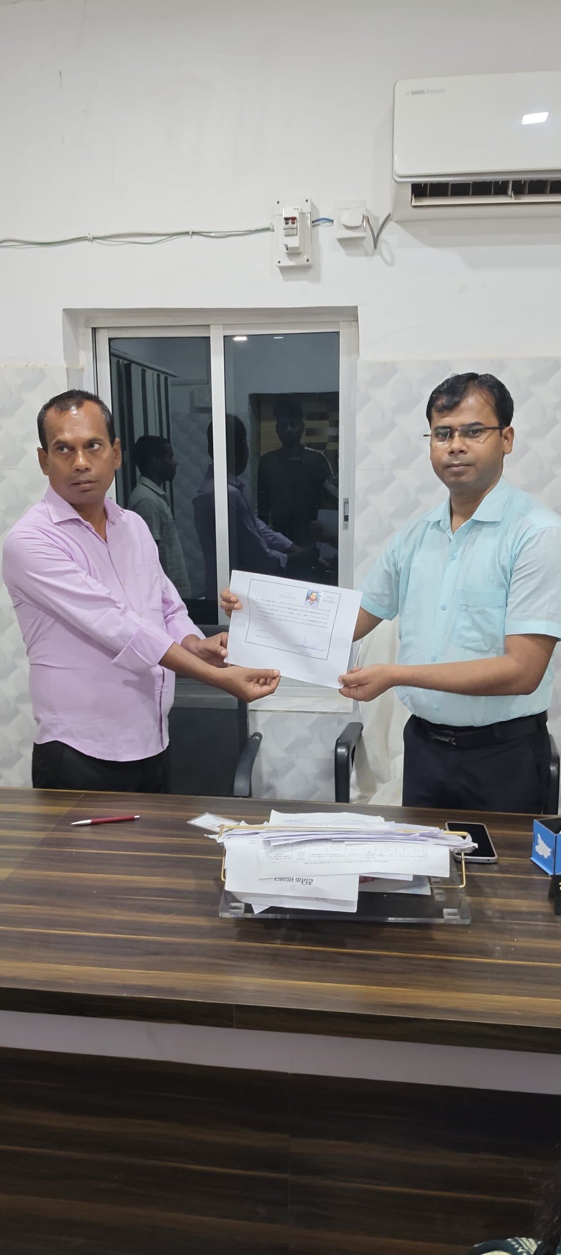 बभनगामा के दो वार्डों में निर्विरोध निर्वाचित प्रत्याशियों को मिला प्रमाण पत्र