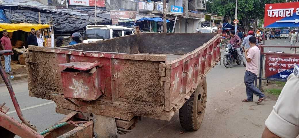 बालू लदा ट्रैक्टर जब्त, चालक गिरफ्तार