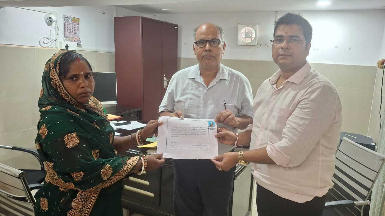 पंचायत उपचुनाव के विजयी प्रत्याशियों को दिया गया प्रमाण पत्र