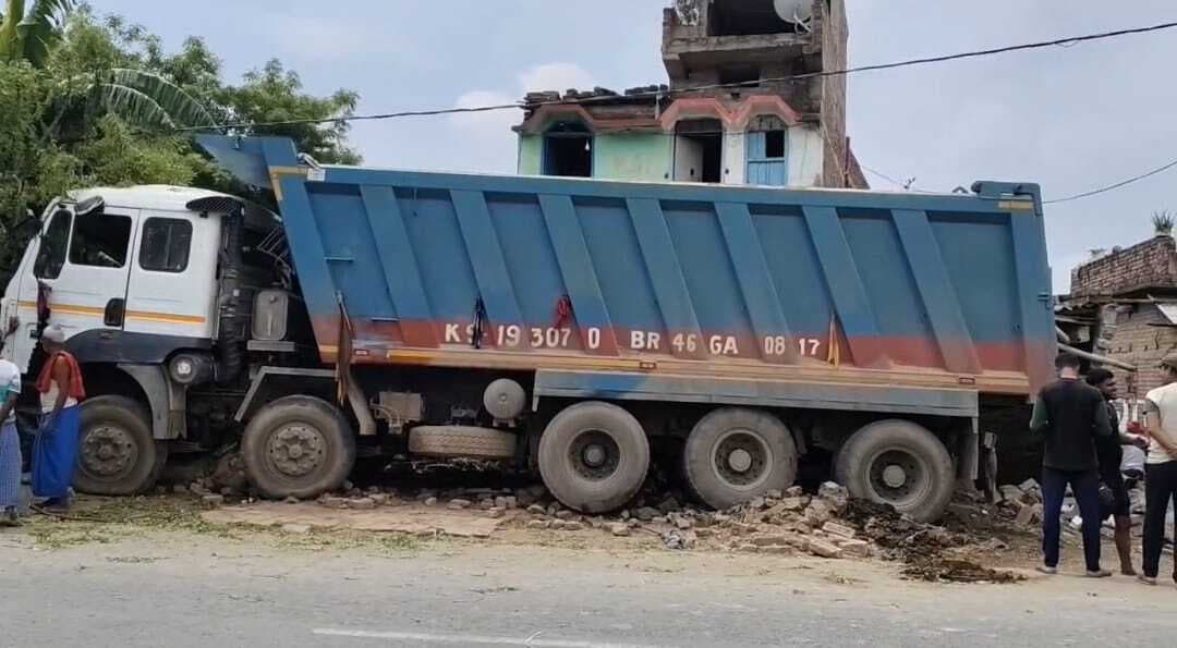 दुकान में घुसा हाइवा, दुकानदार घायल, चालक फरार