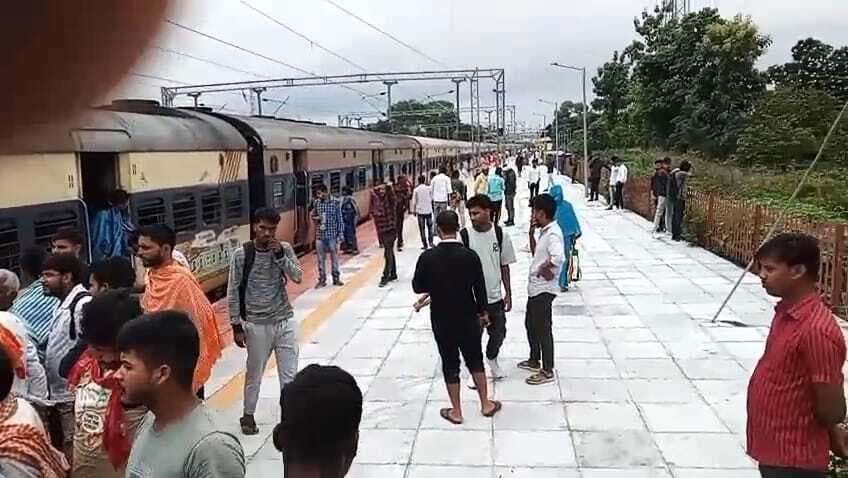 देवघर-पटना मेमू ट्रेन के चक्के पर गड़बड़ी, दो घंटे से अधिक सिमुलतला स्टेशन पर खड़ी रही