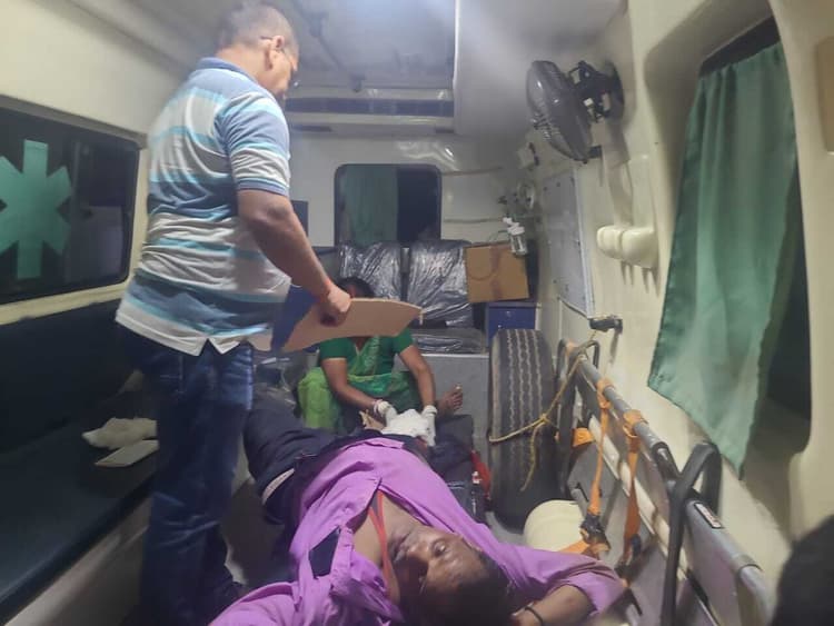 सड़क दुर्घटना में बाइक चालक समेत तीन घायल