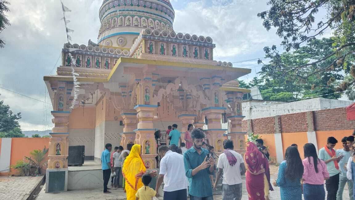 मिर्जाचौकी में शिवलिंग पर जल चढ़ाने के लिए उमड़ी भीड़