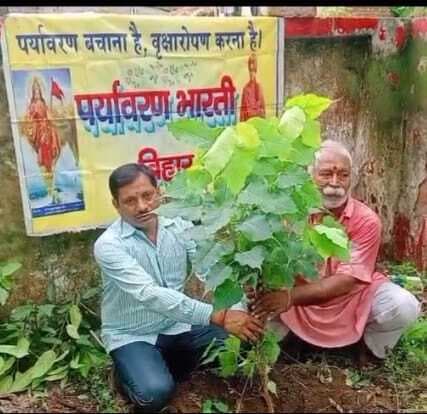 सावन के पहले दिन लगाया पीपल का पौधा