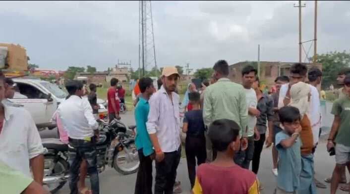 डीलर के विरोध में आक्रोशित उपभोक्ताओं ने तीन घंटे के लिए किया माली चौक जाम