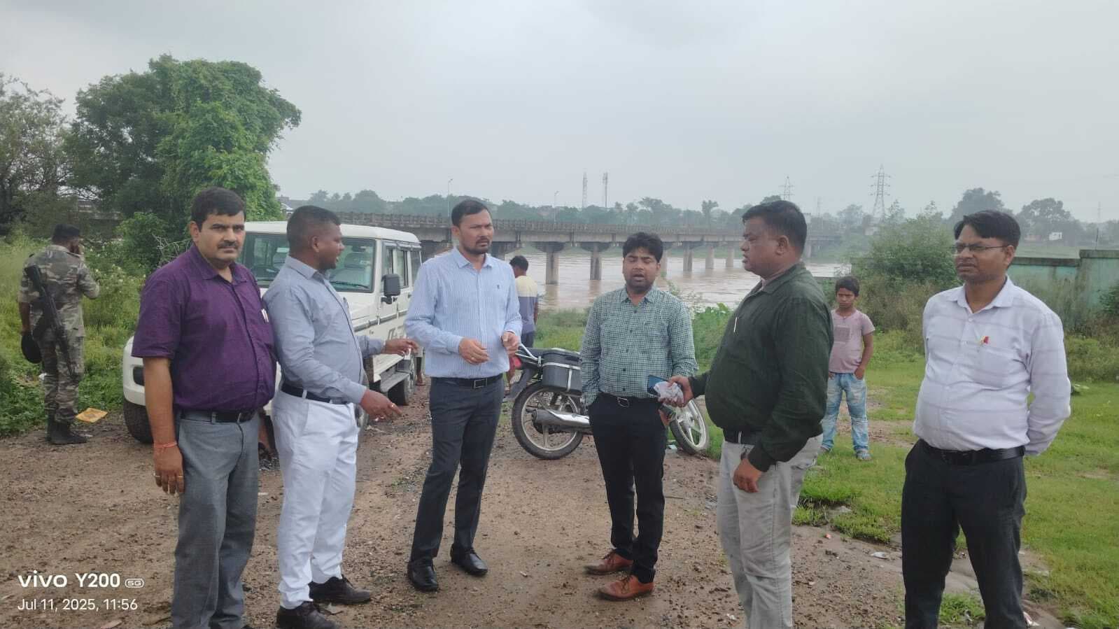 Bokaro News : अधिकारियों ने जर्जर खेतको पुल का किया निरीक्षण