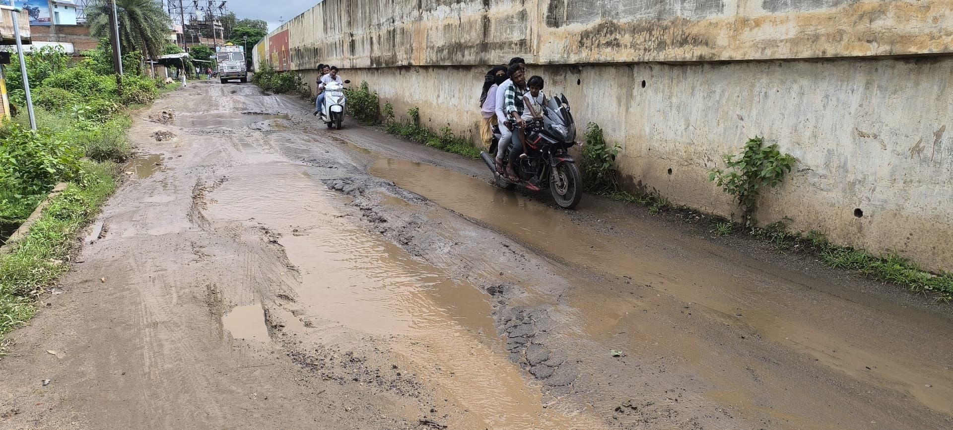 Giridih News :न्यू गिरिडीह रेलवे स्टेशन सड़क पर दो किमी में है 200 गड्ढे