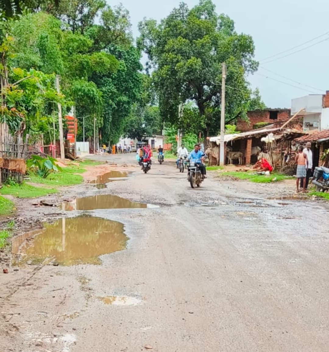 Giridih News :जमुआ की सभी सड़कें जर्जर, कांवरियाें को झेलनी पड़ेगी परेशानी