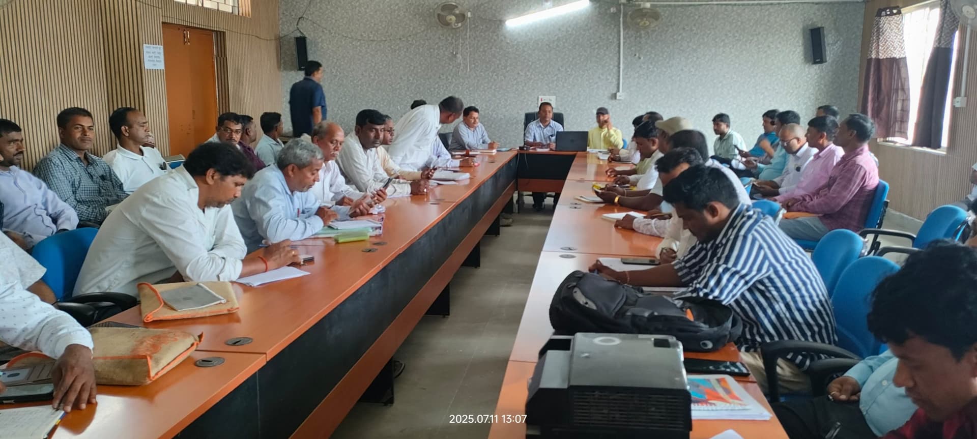 Giridih News :बीडीओ ने की विकास योजनाओं की समीक्षा, दिये निर्देश