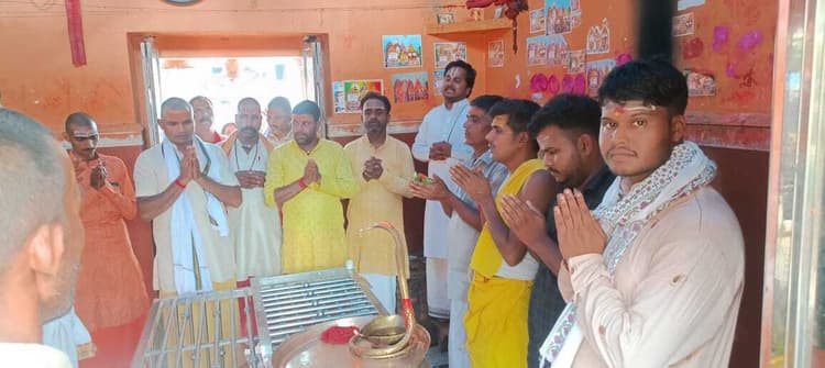 Giridih News :पहली सावन पर सवा लाख बेलपत्र अर्पित कर भगवान शिव की हुई विशेष पूजा