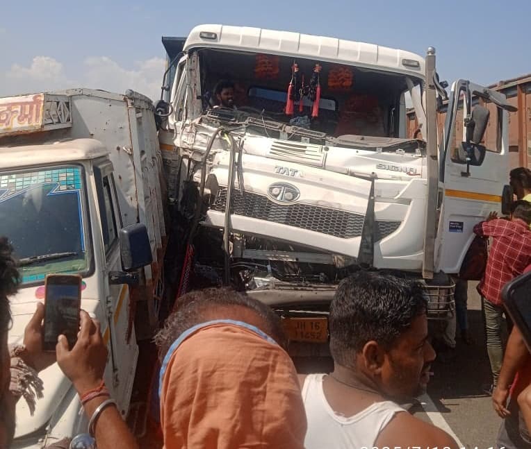 सड़क पर खड़े पिकअप को ट्रक ने ठोका, पिकअप चालक की हालत गंभीर