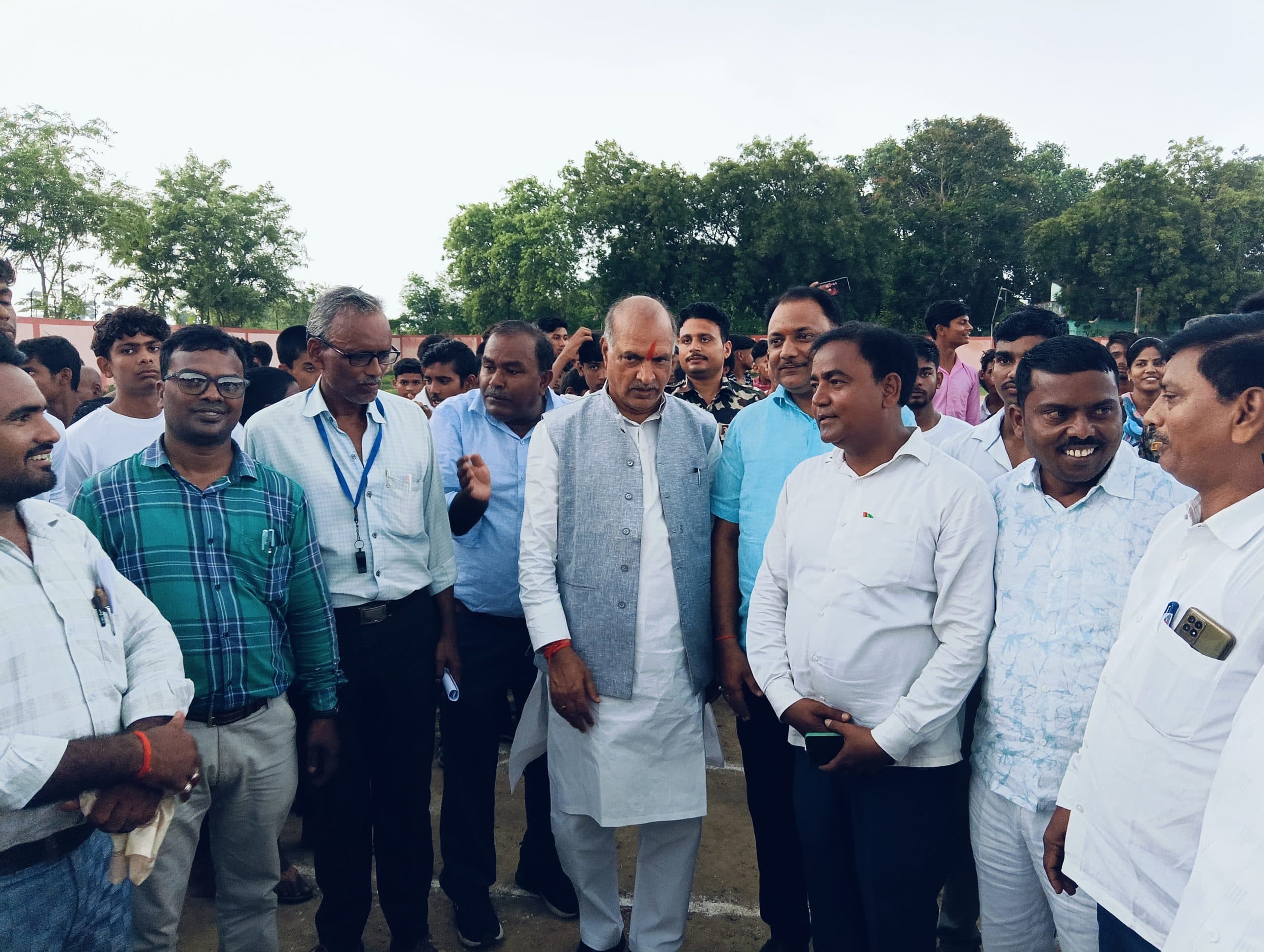 गांधी इंटर उच्च स्कूल में महात्मा गांधी की प्रतिमा का हुआ अनावरण