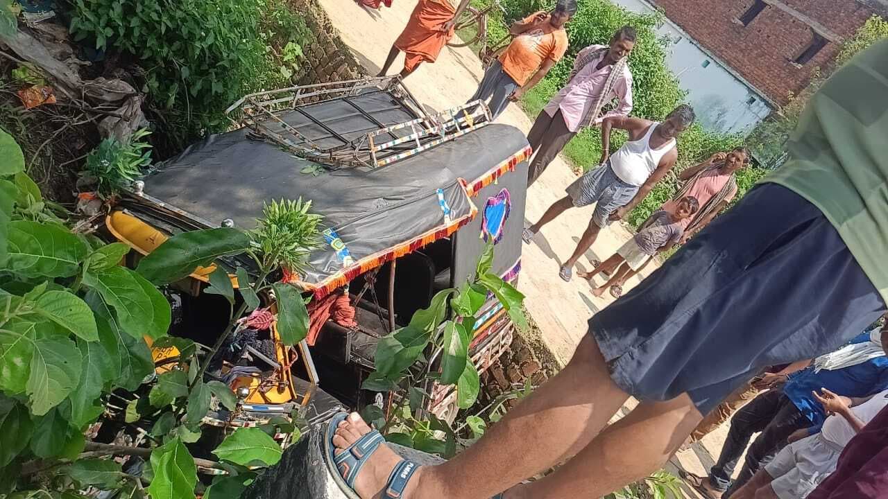 ऑटो ने मारी पलटी, चार लोग जख्मी