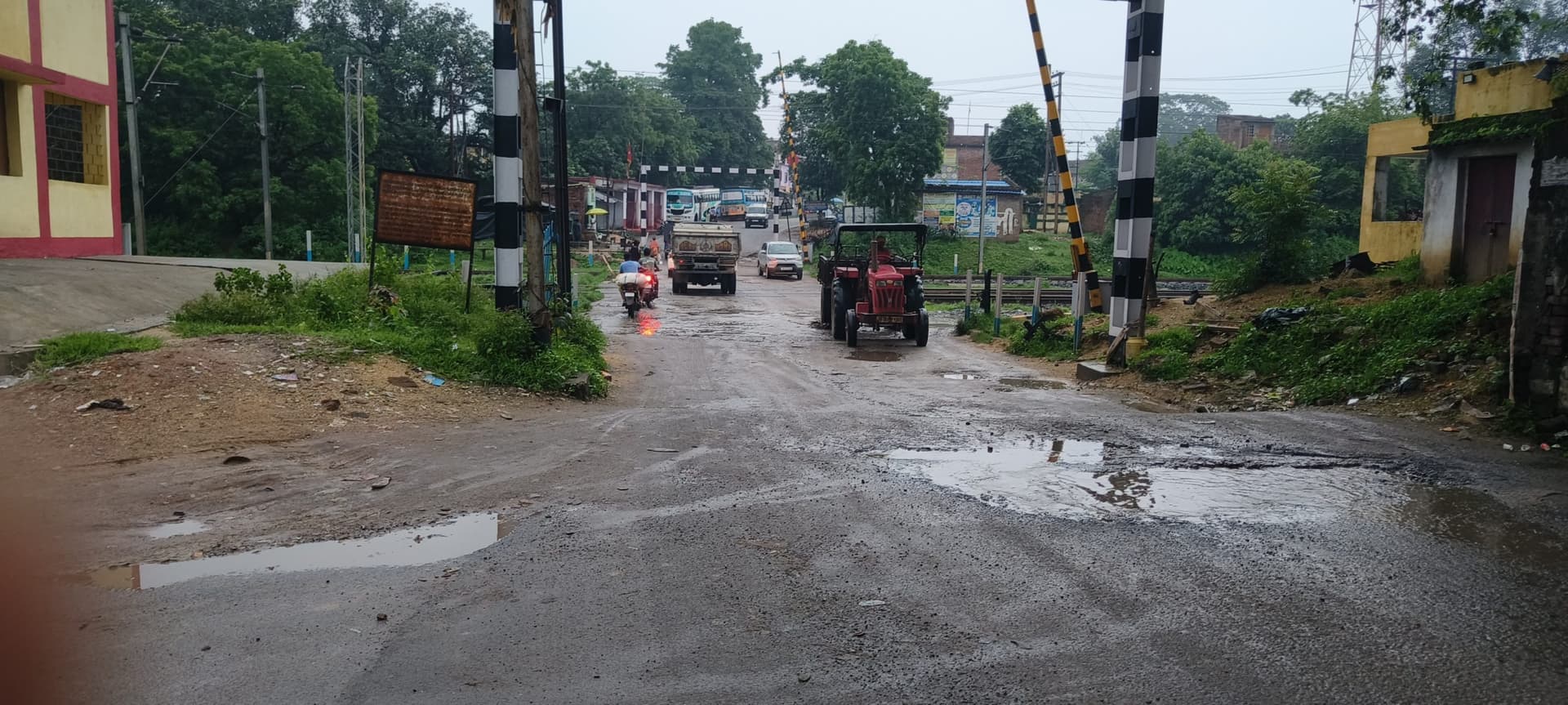 सड़क के गड्ढों में भरा बारिश का पानी बना परेशानी का सबब