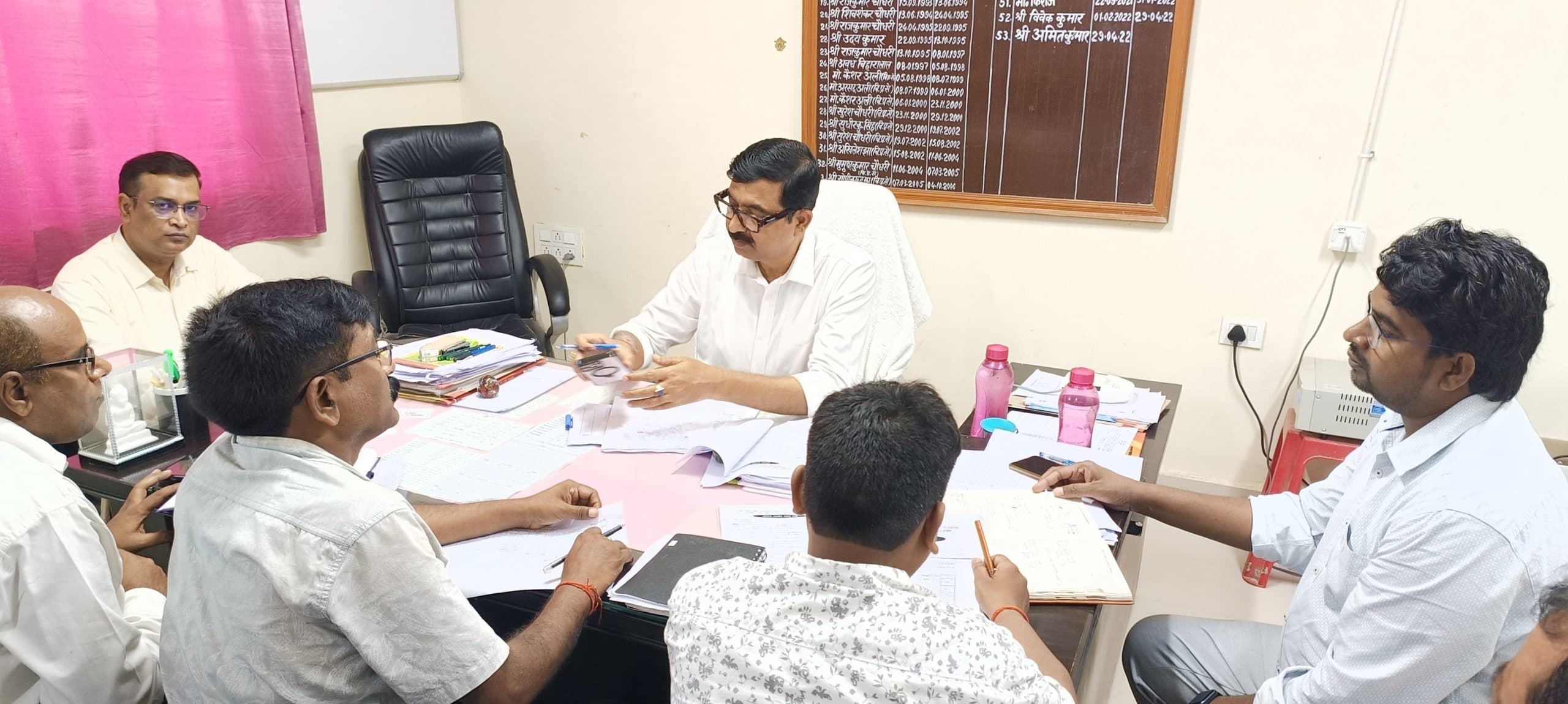 पुनरीक्षण कार्य में लापरवाही पर डीएम ने जतायी नाराजगी, ससमय शत प्रतिशत लक्ष्य प्राप्ति का निर्देश