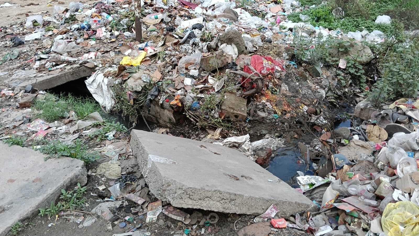 एनएच का नाला टूटने से सतबहिनी मंदिर के पास बह रहा गंदा पानी