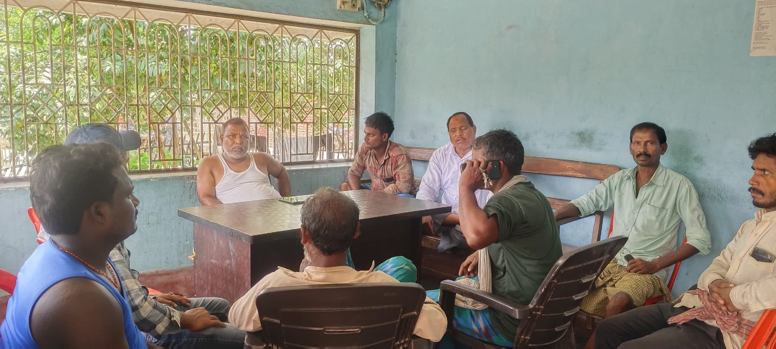 बिजली की लो वोल्टेज से चकला गांव के लोग परेशान