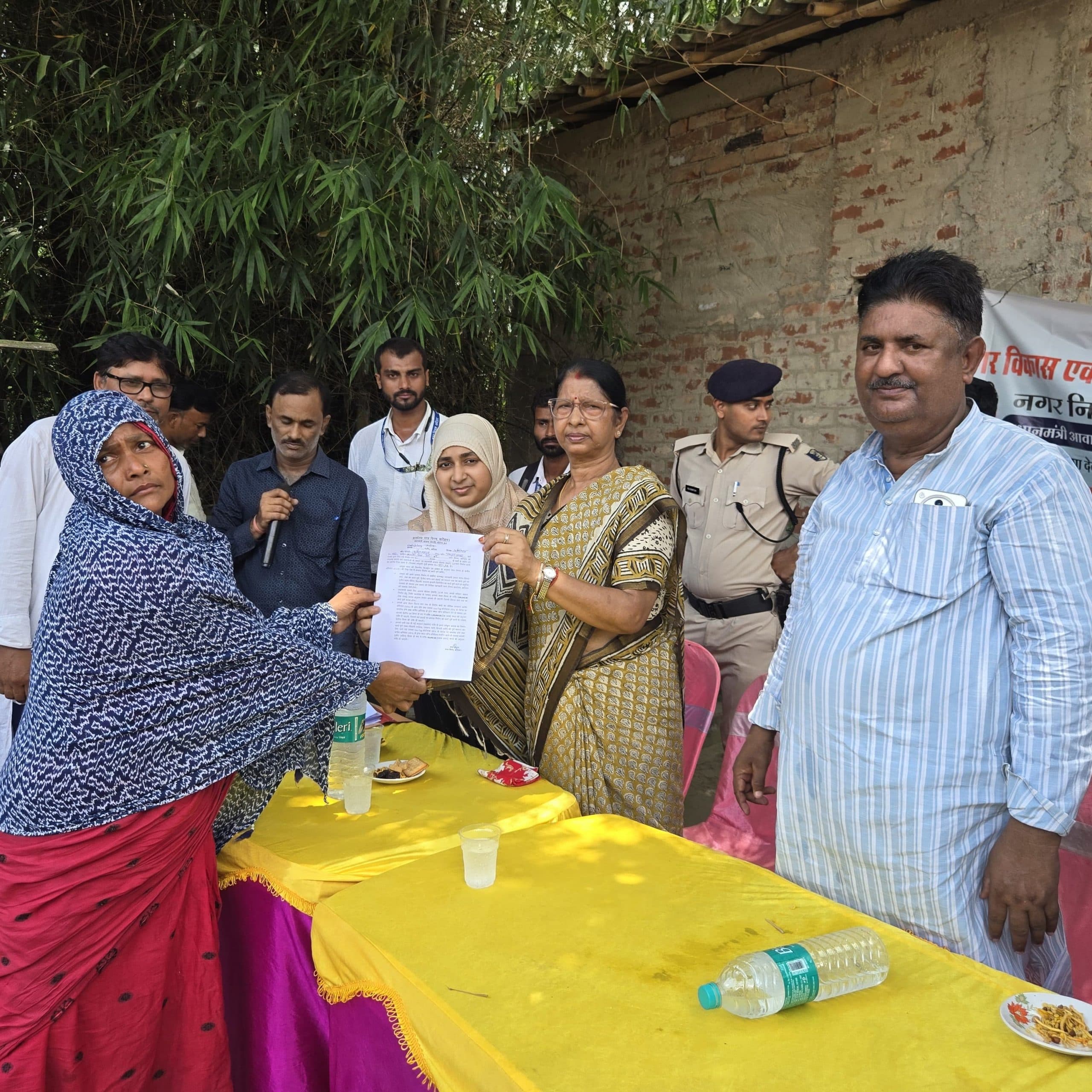 आवास निर्माण को लेकर वार्ड में बांटा जा रहा कार्यादेश