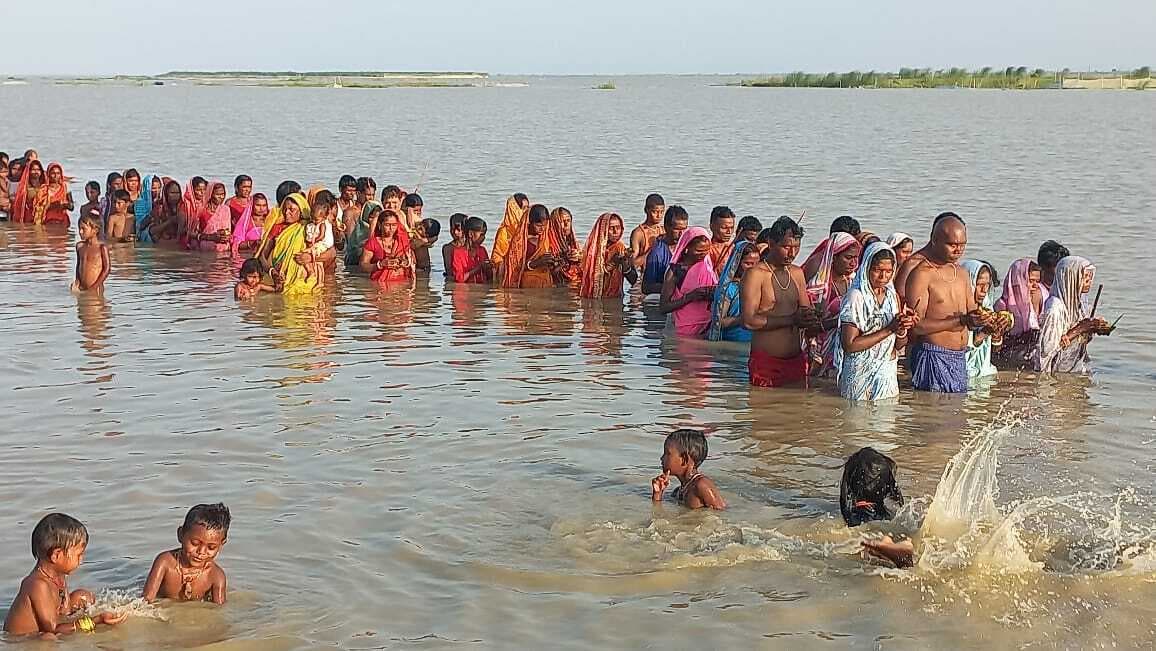 श्रावणी स्नान ध्यान को श्रद्धालुओं का काढगोला घाट आना शुरू