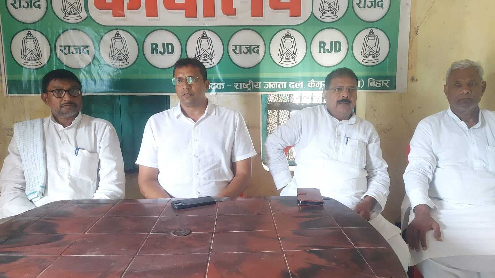 Kaimur News : डीडीसी कार्यालय में मनरेगा माफियाओं का है कब्जा : अजीत सिंह