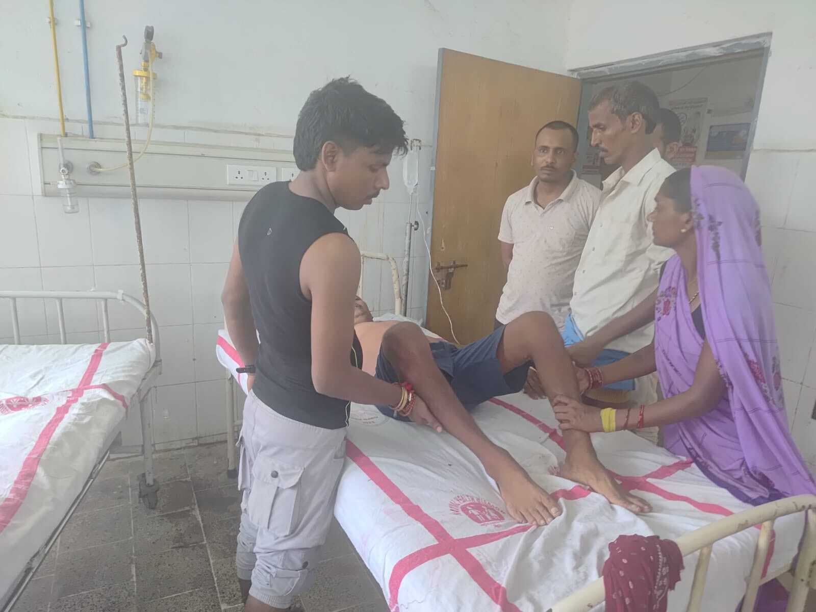 खेत में काम कर रहे व्यक्ति पर गिरी आकाशीय बिजली, हालत गंभीर, रेफर