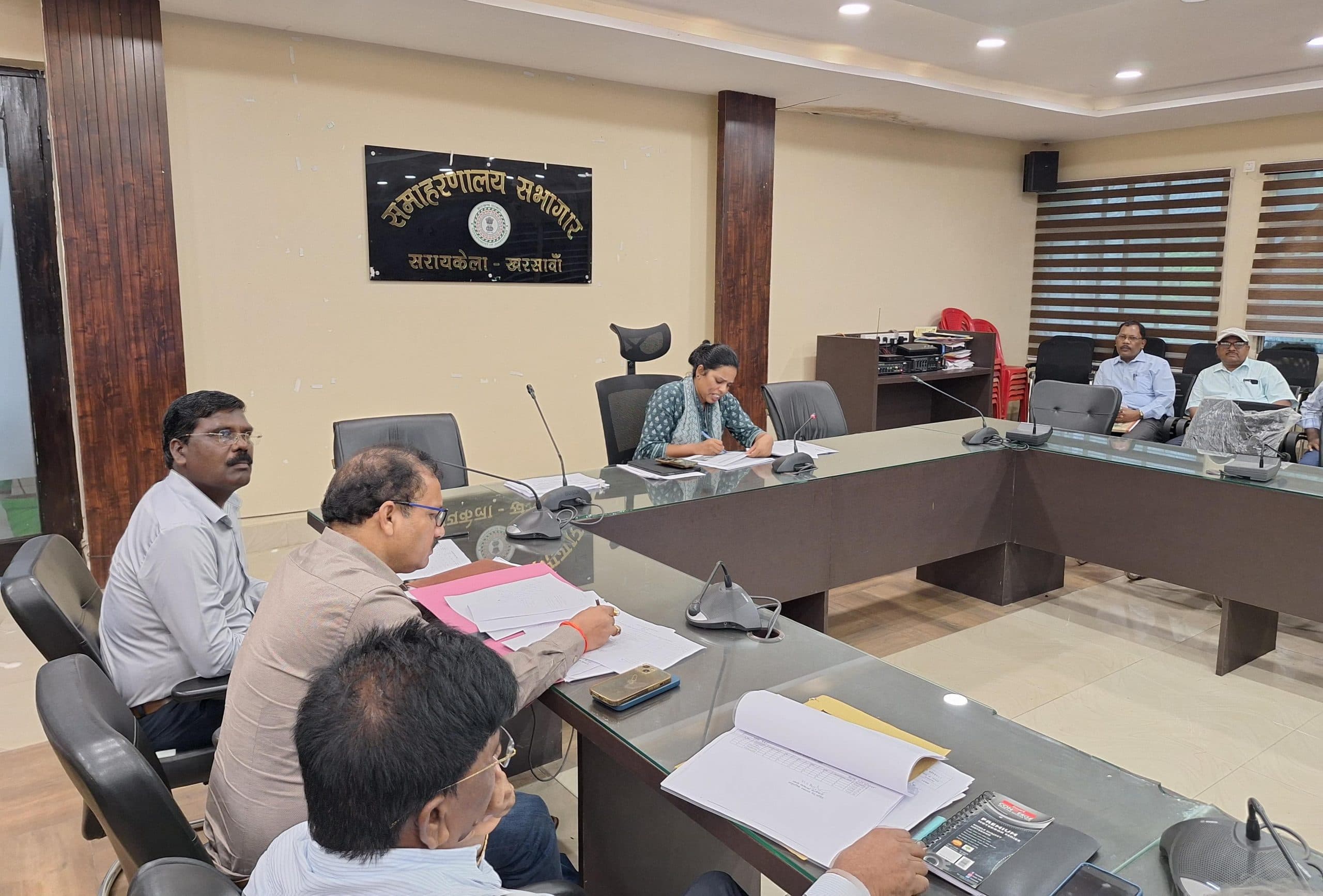 Seraikela Kharsawan News : बिरसा आबा योजनाओं के क्रियान्वयन में तेजी लायें