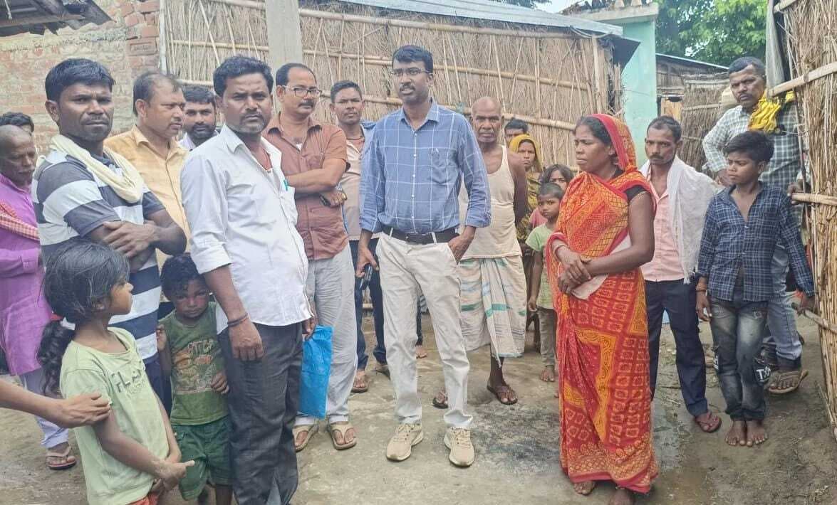 बासगीत पर्चा को लेकर सीओ ने किया महादलित टोला का निरीक्षण